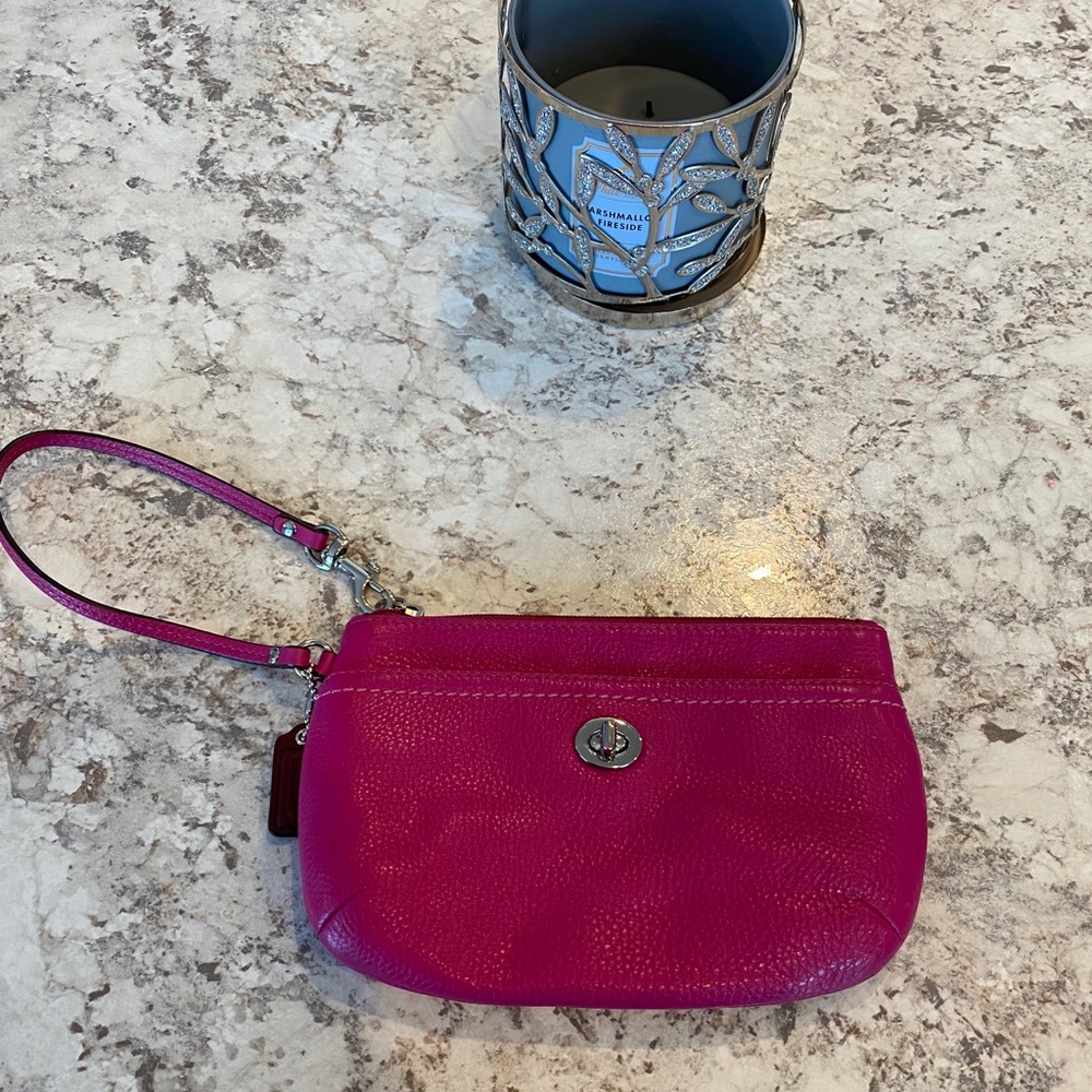 Hot pink, leather, coach wristlet 👛💁‍♀️